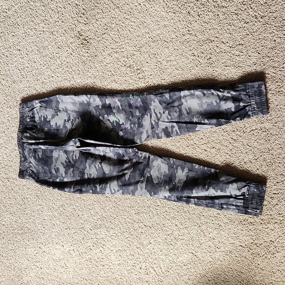 Spanx stretch twill cargo jogger. Backwash camo. Size Small. - Picture 5 of 7